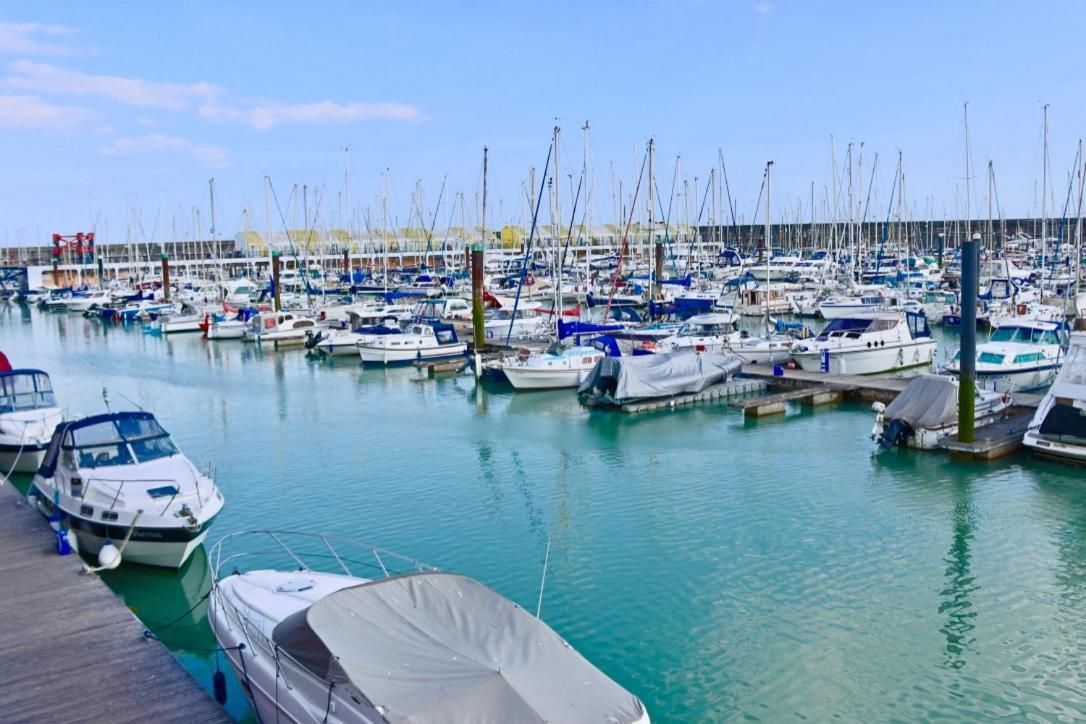 Апартаменты Marina Living With Parking, Balcony, Quiet And Secure Брайтонн Экстерьер фото