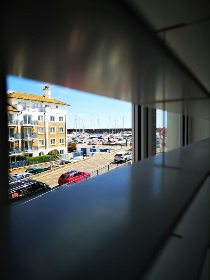 Апартаменты Marina Living With Parking, Balcony, Quiet And Secure Брайтонн Экстерьер фото