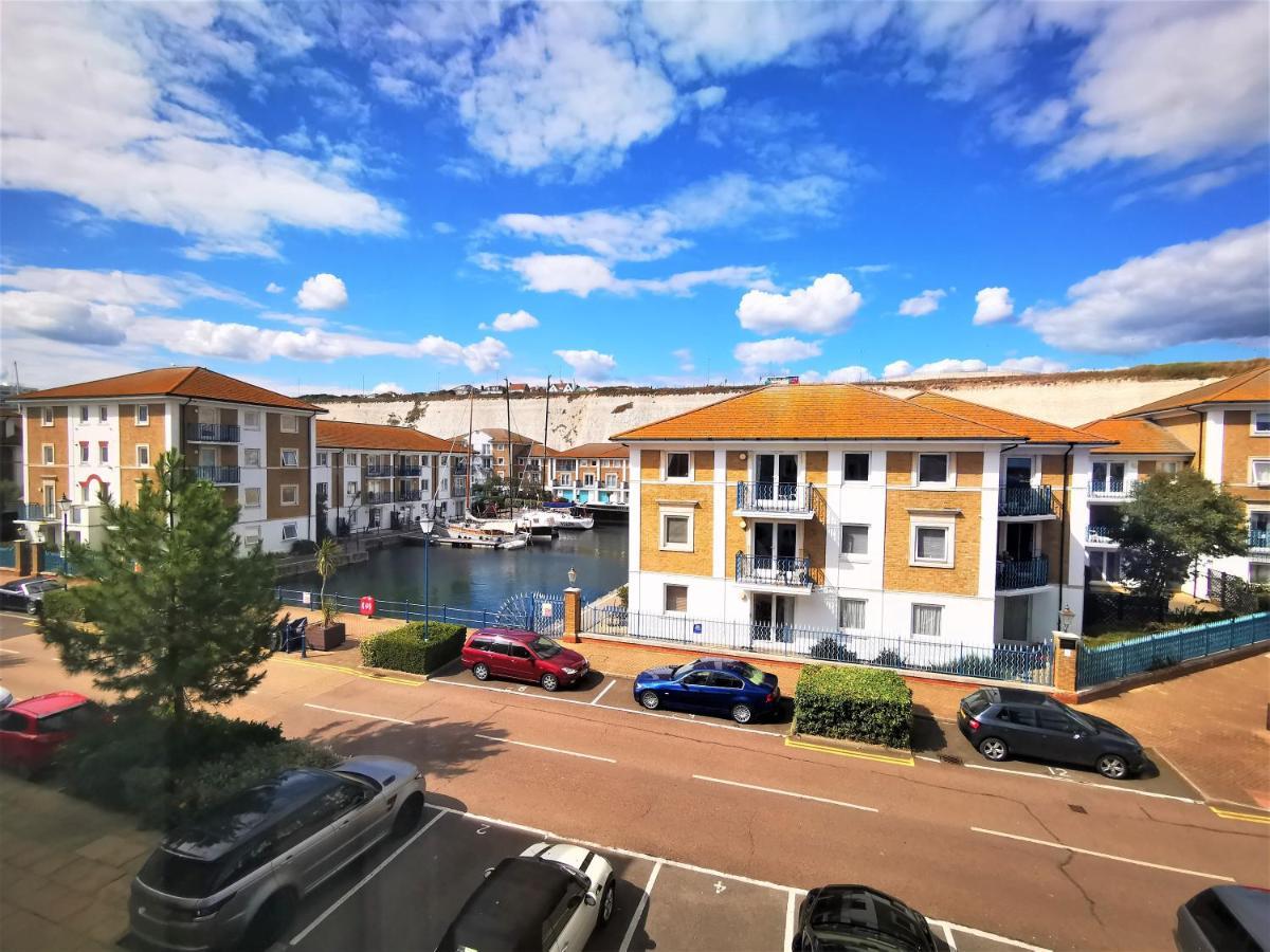 Апартаменты Marina Living With Parking, Balcony, Quiet And Secure Брайтонн Экстерьер фото