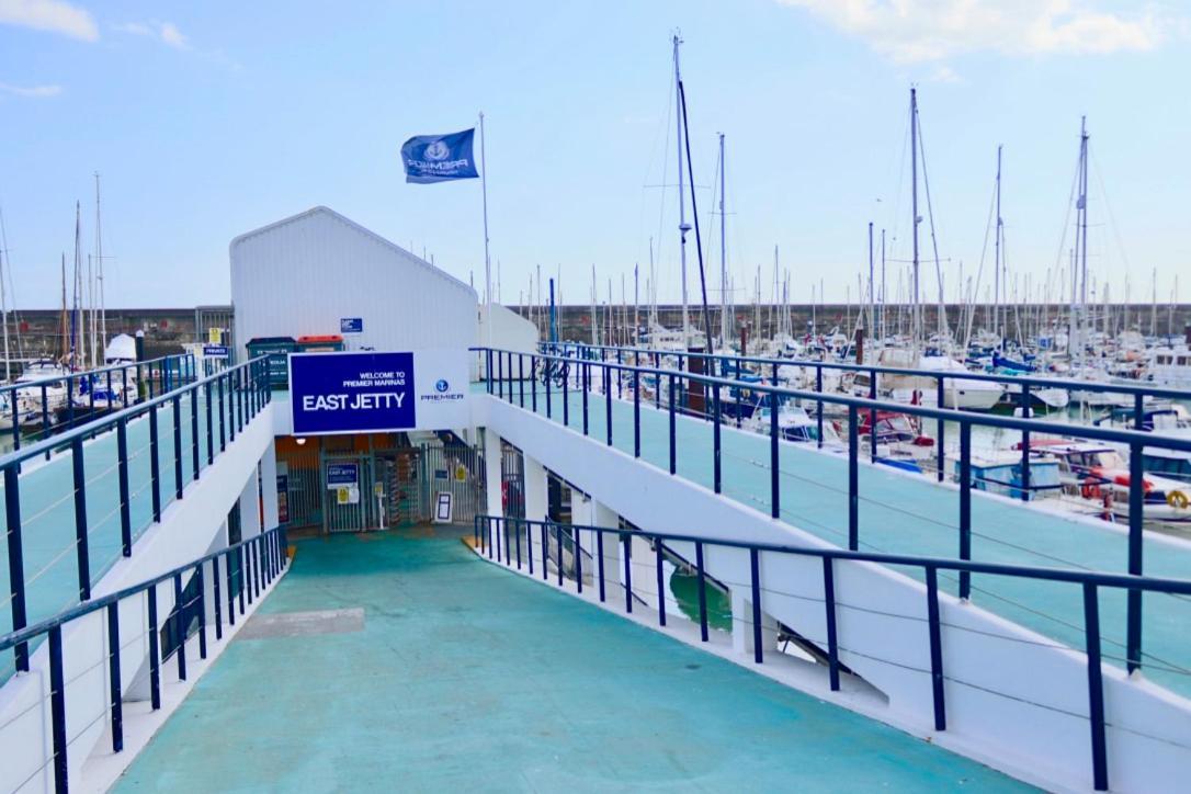 Апартаменты Marina Living With Parking, Balcony, Quiet And Secure Брайтонн Экстерьер фото